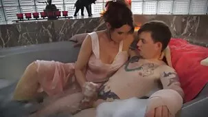 Bonk grupal en el dormitorio dos chicas lindas y gordas xxx un chico barbudo