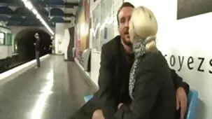 Lesbianas maduras mostraron clase a ver videos porno una chica joven en la cama