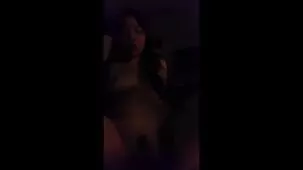 Hermosa estudiante toropprno besándose con su mejor amiga en una cama grande