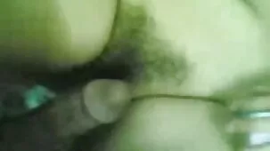 Milf con gafas follando con una gran polla y follando en el anal con teatroporno un joven.