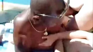 Un joven interno es azotado en una porno para lesbianas oficina con un programador a tiempo completo