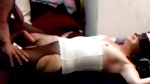 Los hombres besan a una Puta Pervertida con porno en español xxx miembros Grandes justo en ambos agujeros