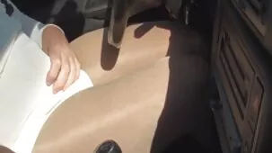 Chico besó a una chica bronceada en el puesto todo porno de coño afeitado