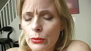 Hermanastro pilló a su hermana masturbándose y la besó xxxx gratis en cámara con su pene