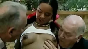 Morena con tetas divertidas teniendo sexo grupal porno de tetonas