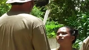 rubia de pelo largo con gorra sentada petardas hd en el pene de su amante