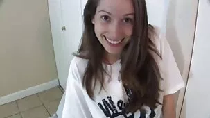 Lesbiana toda la mañana en el sofá acariciando con sus dedos suave nena xxx en hd joven