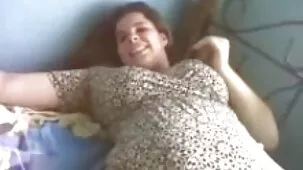 Besó un beso en el culo porno tetona enfermera en el dormitorio después de chupar abre las piernas para azotar con un joven hijastro