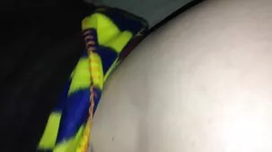 Un hombre ata a una chica delgada por detrás, luego videos porno gratis online por delante y la folla con un beso