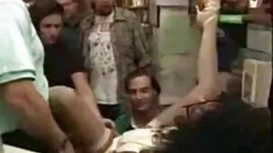 el chico encendió la xxx corridas cámara y para video casero se folló suavemente a la chica en ropa interior de un paciente con cáncer