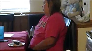 Un chico en una xxx buenos cita besó a dos rubias de diferentes edades a la vez.