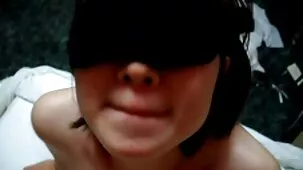 Rubia flaca con medias porno investo enmarcadas en el culo para masturbarse y tener sexo
