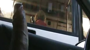 Dos hombres aprietan a una morena por los dos lados y besan a xxx mejores videos dos miembros