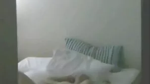 Dos morenas en calcetines y con coño peludo disfrutan del porno porno latino casero grupal