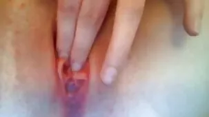 Medias de mamá sexo maduras de pelo largo cambiando de marido con su amiga en una cama grande