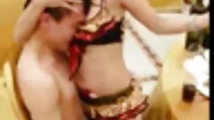 Hermosa chica se folla a su novio y folla por besos en euros en la video pprno casero calle.