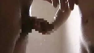 Chica joven lame la polla de un amigo y la extiende para el sexo coumlonder