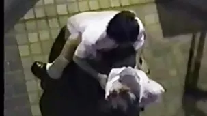 Mulato tienta la gran polla de su videos porno de rubias invitado en el baño
