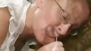 Vecino con gafas ayudó a la chica a masturbarse y besarse al mismo lo mejor de porno tiempo