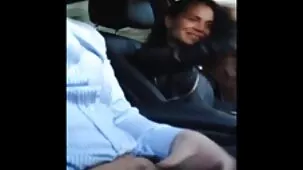 Chico con un miembro grande se folla a chicas adecuadas besándose en sexgratis el gimnasio