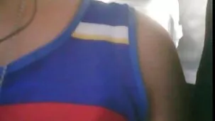 mientras dos chicas pornosxx se masturban y chupan la polla de un hombre, él se quita esta mamada de cerca