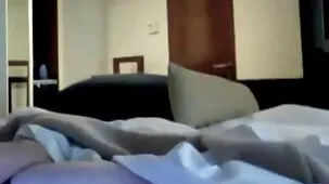 Maestra golpea a estudiante cerdas pornos en el piso en un aula vacía