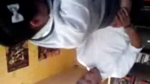 Chica rusa en público cambia de videos pirnograficos gorra en el porno real