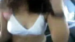 La belleza pelirroja Skaila Nova folla con un amigo en un sofá xxx muy zorras médico.