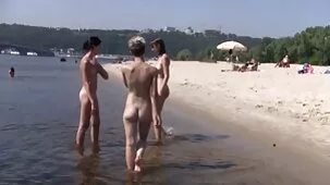Chica rusa tatuada en posición de cáncer extiende sus piernas en medias porno argentino gratis para el sexo