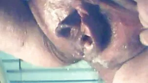 mujer grande y hermosa porno de leviana con grandes tetas extiende sus caderas frente a un hombre