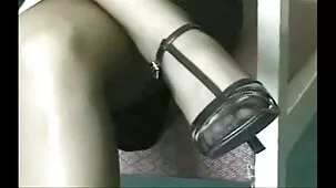 La joven enojada está sexso gey sentada sobre la gran polla de su novio.