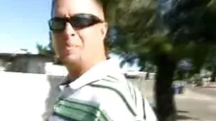 El jefe se folla a un lindo subordinado de pelo largo debido al beso de retraso videos pornos cortos