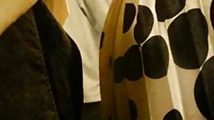Chica de pelo blanco con grandes leches pornogy en los talones follando con un beso de bigote