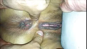 Adolescente de pelo largo recibe un doble golpe mamadas gratis de los hombres