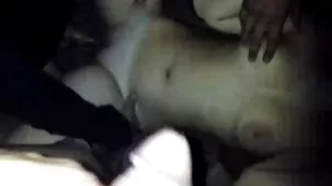 Emocionado por videos porno de calidad las piernas de la modelo roja y decidió besar a la chica