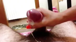 Dos hombres barbudos en un trío se videosdeputasxxx turnarán para besar a una joven asiática en un agujero estrecho