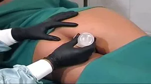 Dos chicas lesbianas porno casero masturbándose con un consolador y teniendo sexo grupal con un vecino
