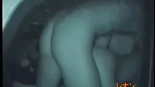 Disfrute serviporn de la calidad con pezones suaves y labios sexys en la cama