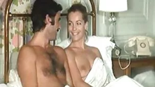 mamá seduce a su porno chicas virgen hijo y a su novia en porno grupal en el sofá.