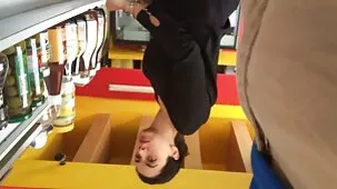 Perra joven enciende a su gato y abre las piernas potno gratis de su novio