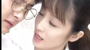 Peluquero en el trabajo se besa con un hermoso porno lesbianas en español cliente durante un corte de pelo