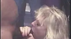 Chica pelirroja en videos lesvicos una cama grande lista para sexo en primera persona, obteniendo un orgasmo
