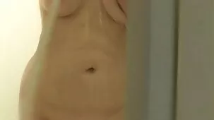 Linda chica flaca tocando a un amigo por la mañana y luego follando duro videos porno pollas grandes en un casting erótico