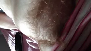 El videos de seso dueño de la casa atrapa al ladrón y lo golpea con fuerza