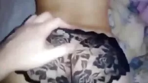 Mujer de pelo oscuro en medias decidió relajarse durante el porno casero en cámara video chat porno gratis de video