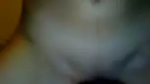Morena de grandes paginas pono tetas follando con un hombre y recibe un beso anal