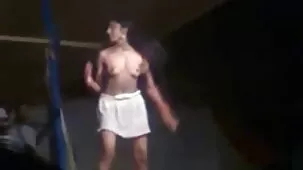 Morena tatuada tratando de follar con pornogratia un gran deportista