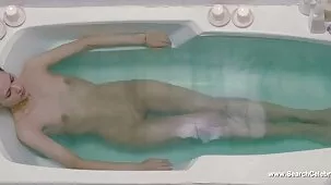 Chica hambrienta masturbándose hasta que el vecino la ayuda con su propio bideos pono fin