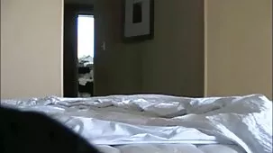 Dos chicas porno gratis de jóvenes filmando porno grupal para un hombre en la cocina