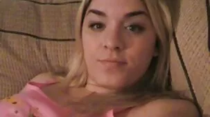Ama de casa Angela White caga hasta el final y se folla a un sexo de porno tipo en el apartamento